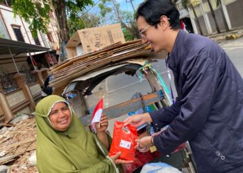 Pemuda Maluku di Makassar Rayakan HUT ke-80 RI Dengan Berbagi Paket ke Pekerja Informal