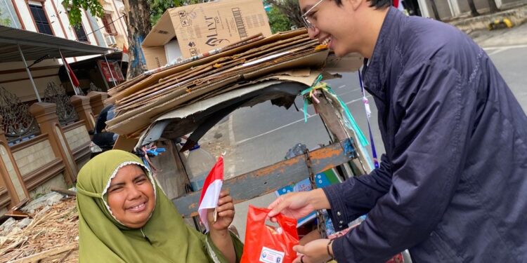 Pemuda Maluku di Makassar Rayakan HUT ke-80 RI Dengan Berbagi Paket ke Pekerja Informal