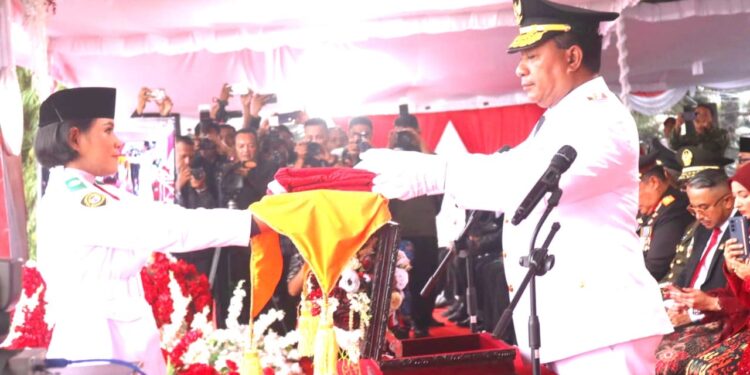 Upacara Penurunan Bendera di Ambon Berlangsung Khidmat di Tengah Hujan Deras