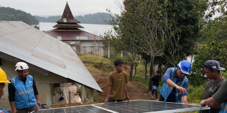 PLN UP3 Sofifi Hadirkan Listrik di SMP Negeri 35 Pulau Kahatola