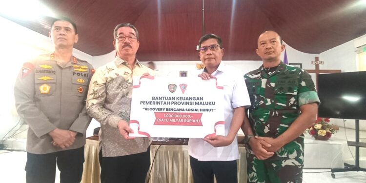Gubernur Serahkan Bantuan 1 Miliar Untuk Recovery Rumah di Hunuth, Walikota Ambon: Terima kasih