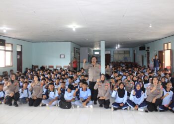 Sambut Hari Jadi ke-77, Polwan Polda Maluku Gelar Goes to School di SMK Negeri 3 Ambon