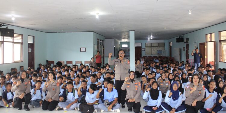 Sambut Hari Jadi ke-77, Polwan Polda Maluku Gelar Goes to School di SMK Negeri 3 Ambon
