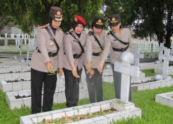 Peringati HUT ke-77, Polwan Polda Maluku Gelar Ziarah dan Tabur Bunga di TMP Kapahaha