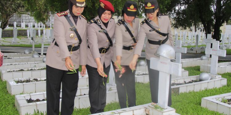 Peringati HUT ke-77, Polwan Polda Maluku Gelar Ziarah dan Tabur Bunga di TMP Kapahaha