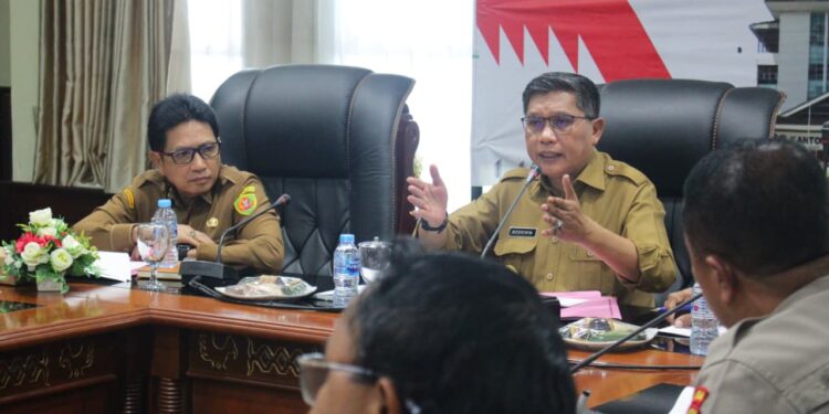 Walikota Ambon Pimpin Rapat Evaluasi Jelang HUT ke-80 RI dan Provinsi Maluku