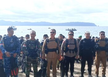 Gubernur Maluku Kumandangkan Kejayaan Maritim Indonesia Lewat Pengibaran Bendera di Bawah Laut Tulehu