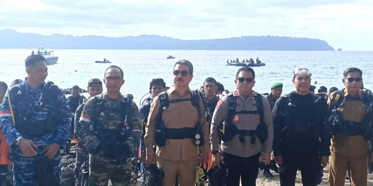 Gubernur Maluku Kumandangkan Kejayaan Maritim Indonesia Lewat Pengibaran Bendera di Bawah Laut Tulehu