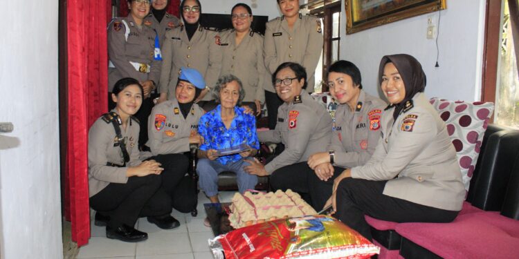 Jelang HUT ke-77, Polwan Polda Maluku Anjangsana ke Rumah Purnawirawan