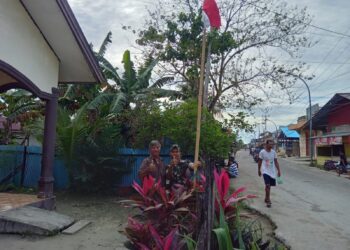 Sambut HUT ke-80 RI, Babinsa Kompani Imbau Warga Kibarkan Bendera Merah Putih di Depan Rumah