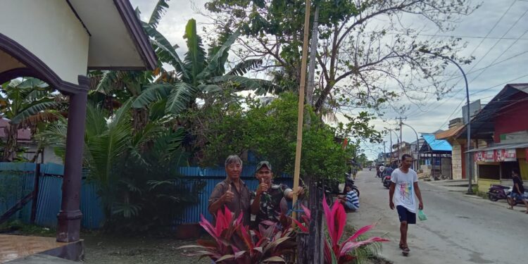 Sambut HUT ke-80 RI, Babinsa Kompani Imbau Warga Kibarkan Bendera Merah Putih di Depan Rumah