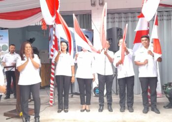 Pemkot Ambon Bagikan Bendera Merah Putih ke Warga, Sambut HUT RI ke-80