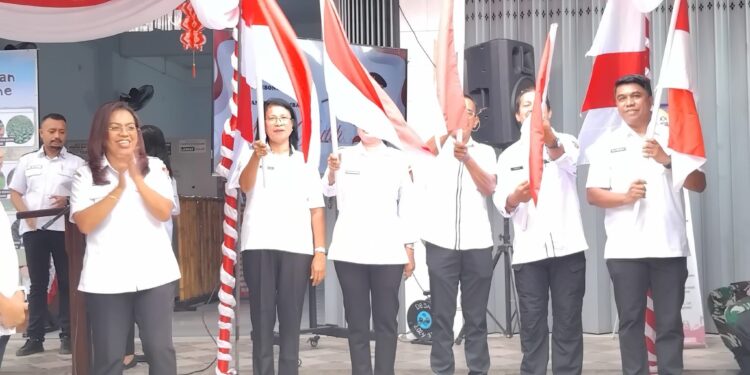 Pemkot Ambon Bagikan Bendera Merah Putih ke Warga, Sambut HUT RI ke-80