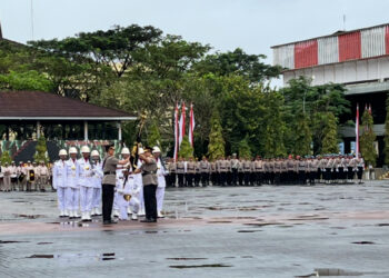 Kapolda Maluku Resmi Berganti, Irjen Pol Dadang Hartanto Terima Pataka “Salawaku Emarima”