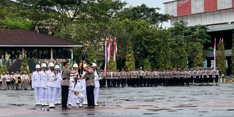 Kapolda Maluku Resmi Berganti, Irjen Pol Dadang Hartanto Terima Pataka “Salawaku Emarima”