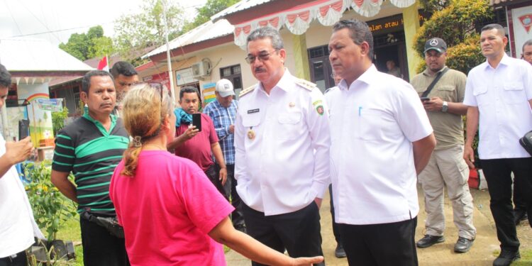 Gubernur dan Wagub Maluku Tinjau Korban Kebakaran di Hunuth