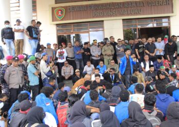 Personel Polda Maluku dan Polresta Ambon Amankan Unjuk Rasa di Gedung DPRD