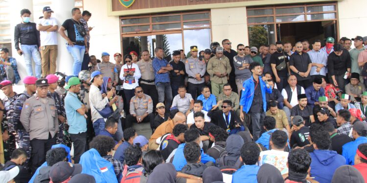 Personel Polda Maluku dan Polresta Ambon Amankan Unjuk Rasa di Gedung DPRD