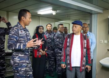 Pemprov Maluku dan TNI AL Sinergi Layani Kesehatan Masyarakat Terpencil lewat KRI dr. Suharso-990