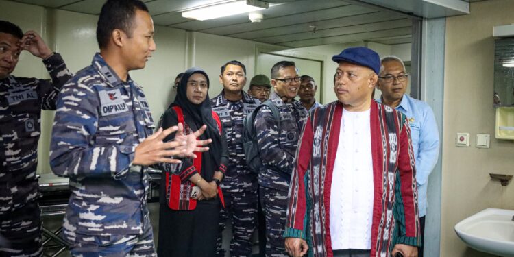 Pemprov Maluku dan TNI AL Sinergi Layani Kesehatan Masyarakat Terpencil lewat KRI dr. Suharso-990
