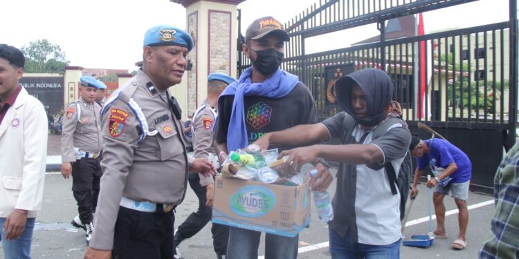 Usai Demo, Personil Propam Polda Maluku dan Mahasiswa Bersihkan Sampah di Depan Mapolda