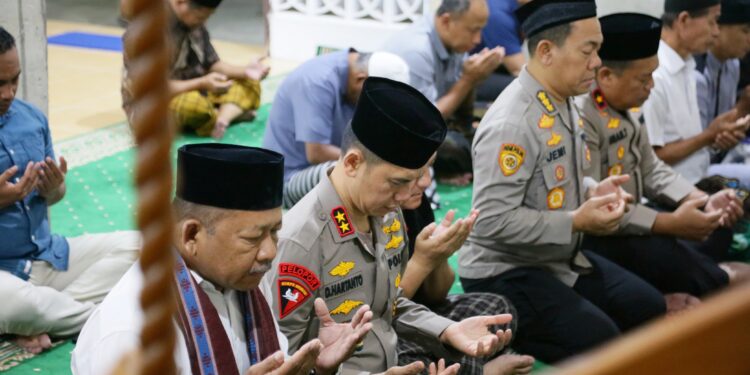 Kapolda Maluku Gelar Sholat Subuh Berjamaah di Air Salobar Ambon