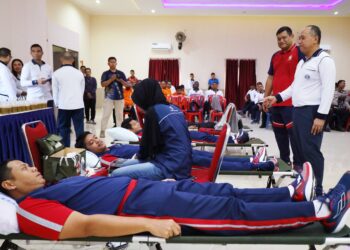 Peringati HUT ke-80 TNI AL, Kodaeral IX Ambon Gelar Olahraga Bersama dan Donor Darah