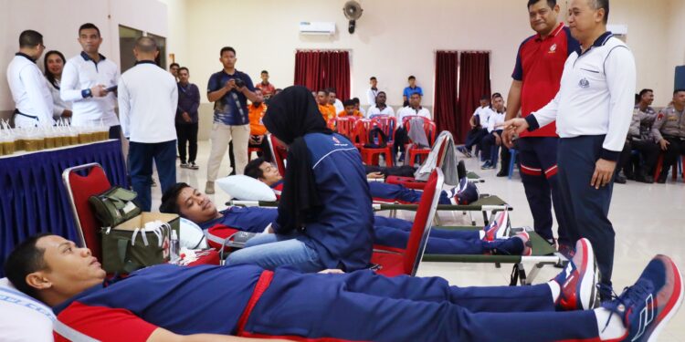 Peringati HUT ke-80 TNI AL, Kodaeral IX Ambon Gelar Olahraga Bersama dan Donor Darah