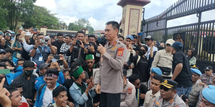 Kapolda Maluku Temui Mahasiswa Saat Aksi, Sepakati Pakta Integritas dengan Aliansi Rakyat Maluku