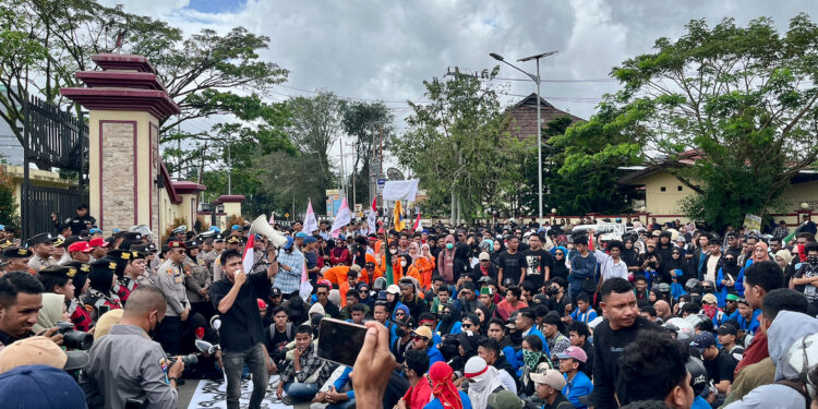 Aliansi Mahasiswa Maluku Gelar Aksi Solidaritas di Depan Mapolda, 735 Personel Dikerahkan