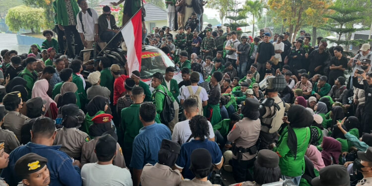 244 Personel Gabungan TNI-Polri Amankan Aksi Demo Mahasiswa UIN Ambon di DPRD Maluku