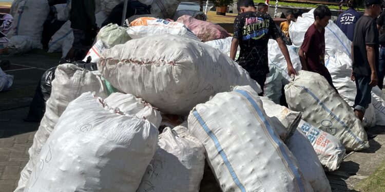 DLHP Ambon Siapkan Rp50 Juta Untuk Penukaran Sampah Plastik Dengan Uang Tunai