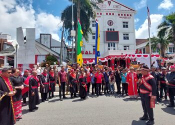 Walikota Ambon Dianugerahi Gelar Adat “Upulatu”, Wawali  Sandang Gelar “Pati”