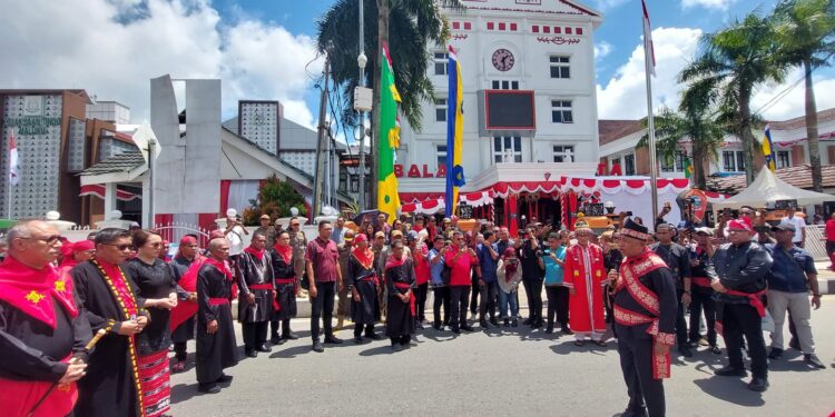 Walikota Ambon Dianugerahi Gelar Adat “Upulatu”, Wawali  Sandang Gelar “Pati”