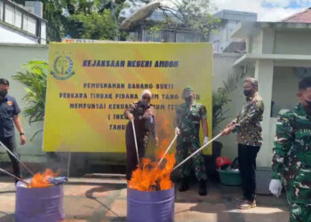 Kejari Ambon Musnahkan Barang Bukti 60 Perkara, Termasuk Narkoba dan Senjata Api