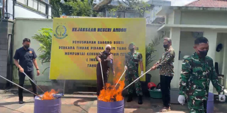 Kejari Ambon Musnahkan Barang Bukti 60 Perkara, Termasuk Narkoba dan Senjata Api