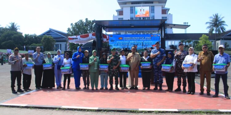 Sambut HUT ke-80, TNI Gelar Pasar Murah dan Pembagian Sembako