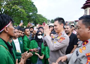 Sambil Tersenyum, Kapolda Maluku Temui Masa Aksi Demo Dari UIN AM. Sangaji Ambon