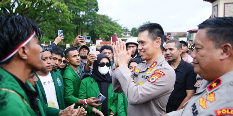 Sambil Tersenyum, Kapolda Maluku Temui Masa Aksi Demo Dari UIN AM. Sangaji Ambon