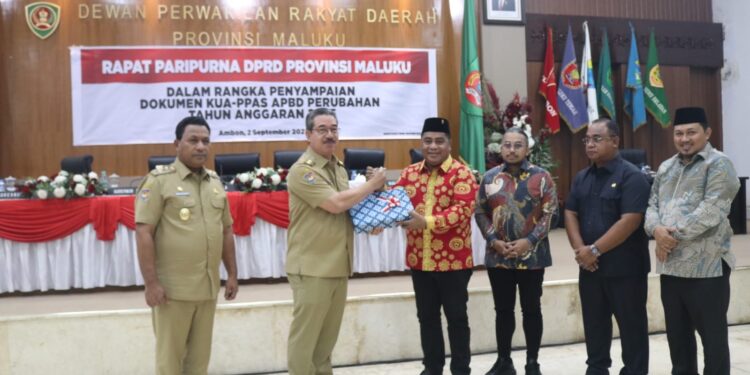 Gubernur Serahkan Dokumen KUA-PPAS Perubahan APBD 2025 Kepada DPRD Maluku