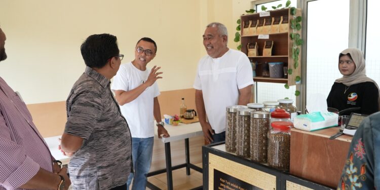 PLN UIW MMU Salurkan Bantuan Kepada Koperasi Seribu Negeri Kopi Maluku