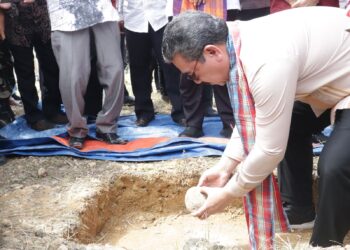 Gubernur Maluku Letahkan Batu Penjuru SMA 65 Malteng