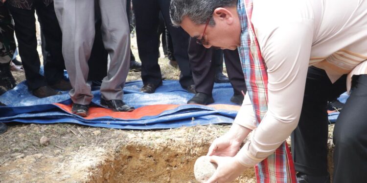 Gubernur Maluku Letahkan Batu Penjuru SMA 65 Malteng