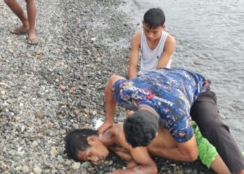 Personel Polairud dan Warga Waisarissa Evakuasi Korban Tenggelam