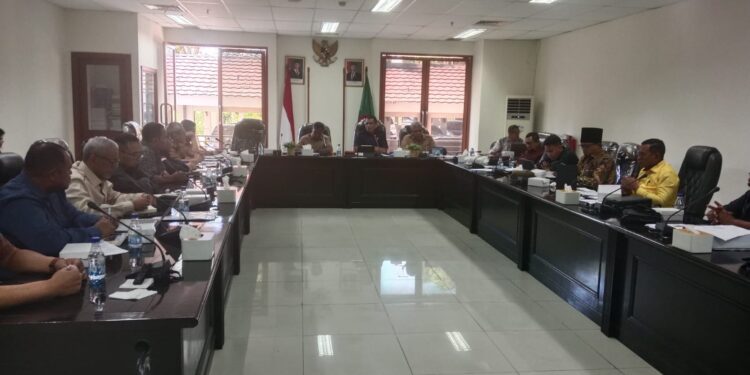 DPRD Maluku Bahas Insiden Tengelamnya Tongkang Pengangkut Limba B3