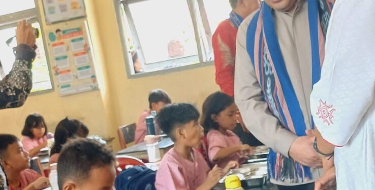 Ketua Ombudsman RI Tinjau Pembagian MBG di SDN 61 Ambon