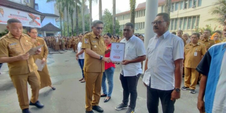 Pemkot Ambon Salurkan Bantuan Stimulan Untuk 13 KK Korban Kebakaran dan Longsor