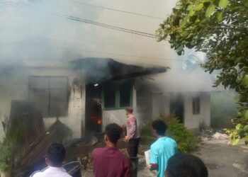 Polisi dan Warga Sigap Padamkan Kebakaran Rumah Dinas Kepala Puskesmas Arwala di Wetar Timur