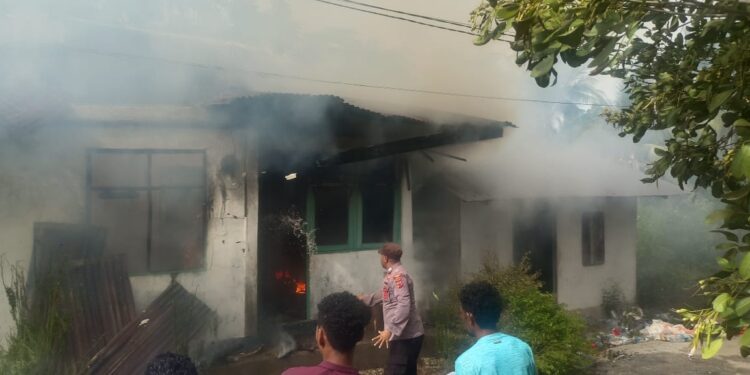 Polisi dan Warga Sigap Padamkan Kebakaran Rumah Dinas Kepala Puskesmas Arwala di Wetar Timur