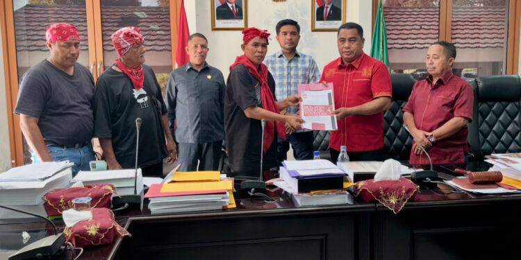 DPRD Maluku Minta Masyarakat Adat Desa Rumah Tiga Lengkapi Data Kepemilikan Tanah Secara Akurat